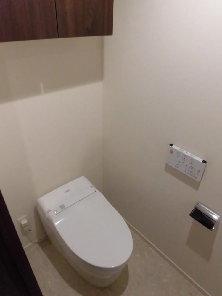 【トイレ】　温水洗浄便座付※室内写真は同物件他室です。
