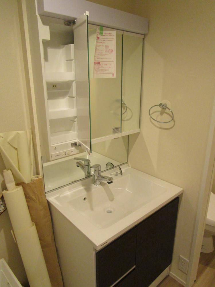 【洗面所】　鏡面収納付きでスッキリとした洗面台をキープできます♪