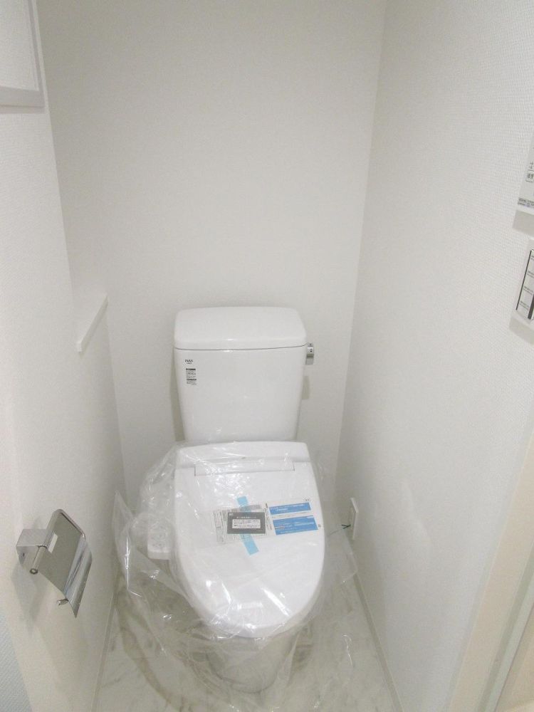 【トイレ】　温水洗浄便座で快適♪※写真は同物件他室です。